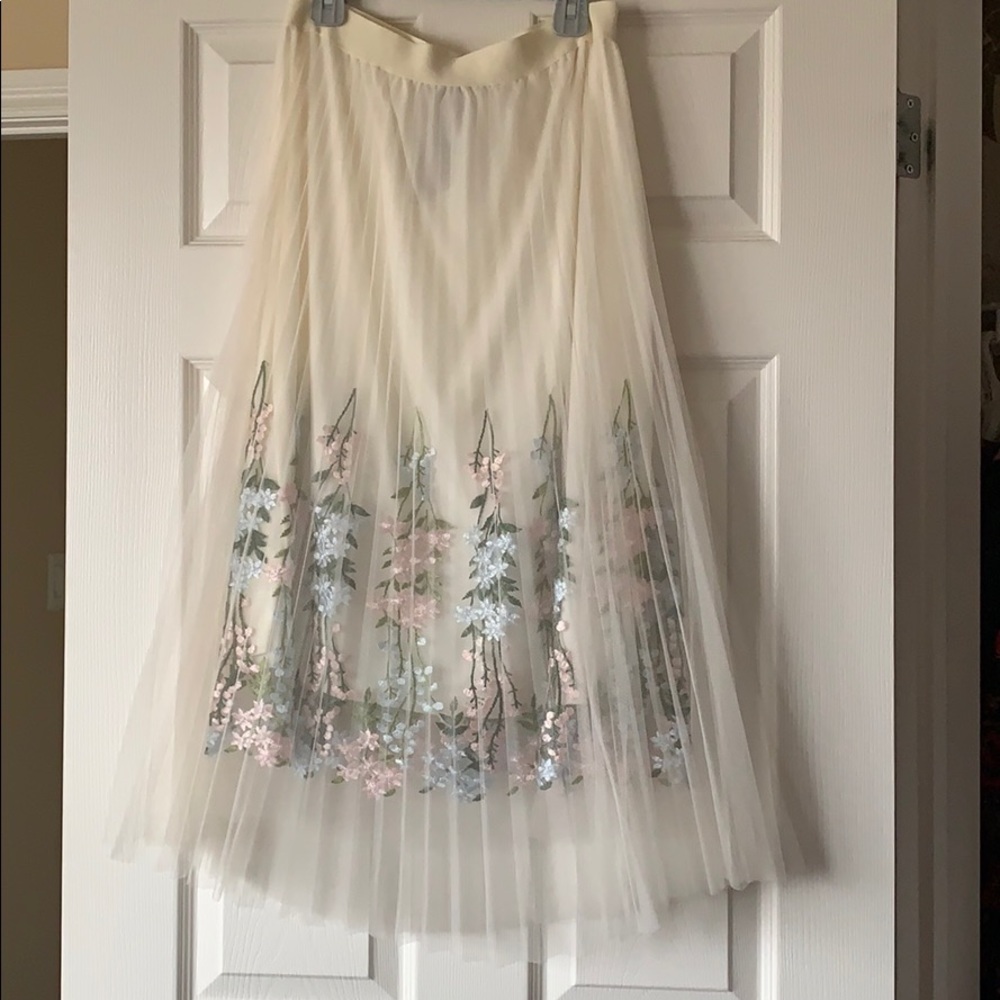 White flower imprinted skirt